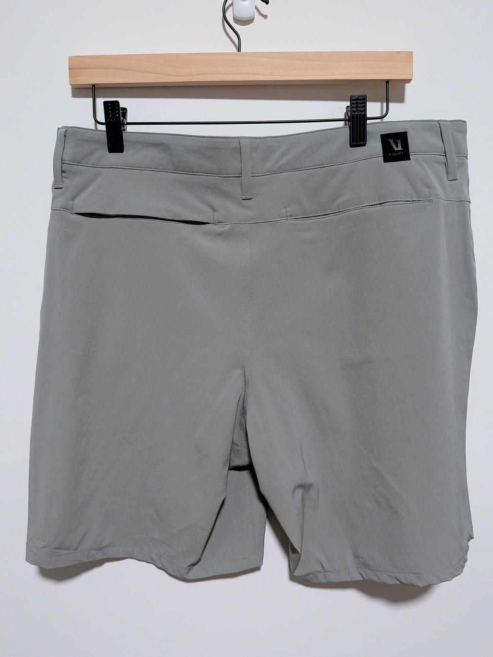 Vuori Aim Shorts 8" Men’s Size 32 Light Gray Performance Stretch